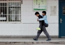 Gražus tikros draugystės pavyzdys: studentas iš Kinijos 3 metus nešioja draugą ant nugaros į užsiėmimus (foto)