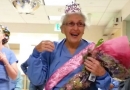 Pozityvo ir geros nuotaikos dozė: ligoninės personalas pasveikino seniausią JAV slaugytoją (video)