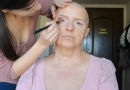 Dukra padarė makiažą vėžiu sergančiai mamai (video)