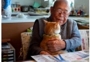 Fotografė grąžino 94 metų seneliui gyvenimo džiaugsmą, padovanojusi mažą kačiuką (foto)