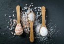 Ar rausvoji Himalajų druska yra sveikesnė už stalo ar jūros druską?