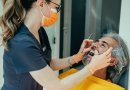 Dantų implantavimas: odontologė išsklaidė populiariausius mitus