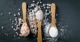 Ar rausvoji Himalajų druska yra sveikesnė už stalo ar jūros druską?