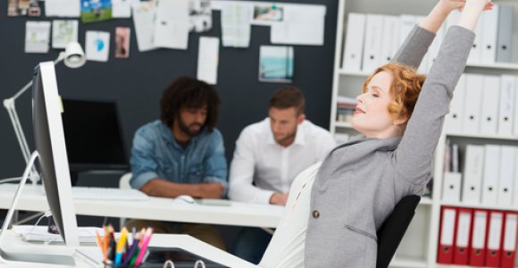 Pratimai ant kėdės, padedantys kovoti su nugaros, kaklo ir pečių skausmu