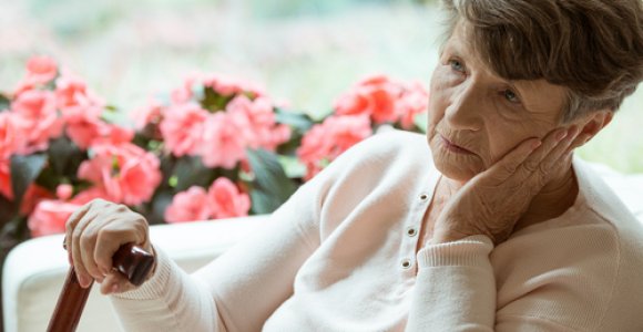 Alzheimeris – progresuojanti liga, paliečianti visą šeimą. Kokie požymiai ją išduoda?