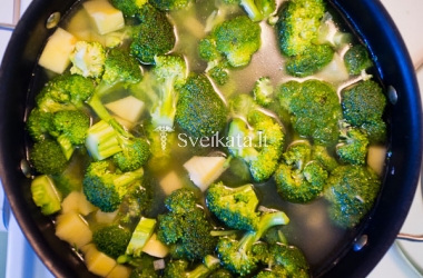 Vegetariška sriuba su brokoliais