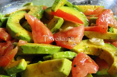 Paprastos avokadų ir pomidorų salotos
