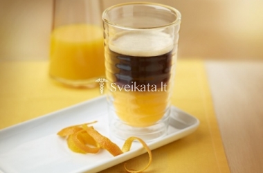 Kavos ir apelsinų sulčių gėrimas