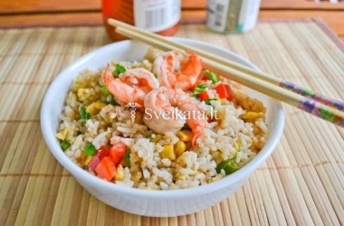Kepti ryžiai su daržovėmis ir krevetėmis