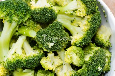 Brokoliai su česnakiniu sviestu ir anakardžių riešutais