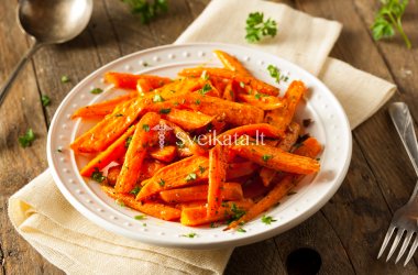 Orkaitėje kepti morkų šiaudeliai