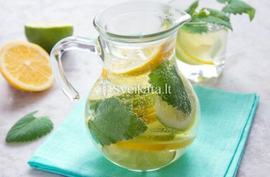 Detoksikuojantis vanduo su agurkais, mėtomis ir citrina