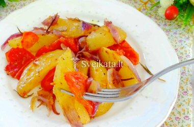Su pomidorais ir svogūnais užkeptos bulvės