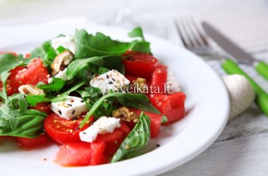 Pomidorų salotos su brinza ir riešutais