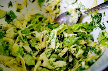 Greitos agurkų ir kopūstų salotos