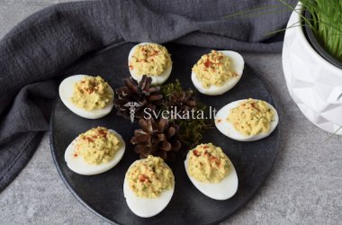 Įdarytos kiaušinių puselės su avokadu
