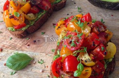 Greiti ir sotūs pusryčiai: sumuštinis su avokadu ir pomidorais
