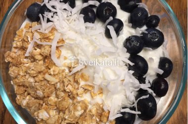 Avižų granola su graikišku jogurtu ir uogomis