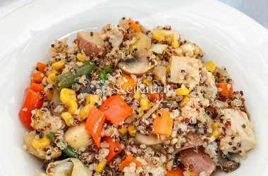 Troškintos daržovės su tofu ir kvinoja