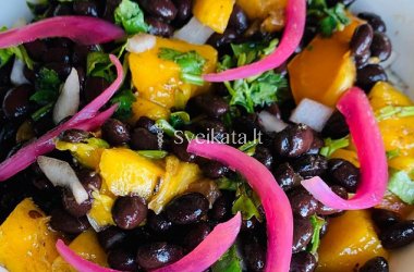 Lengvos vasariškos mango ir juodų pupelių salotos