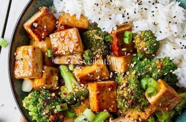Marinuoto tofu ir brokolio dubenėlis